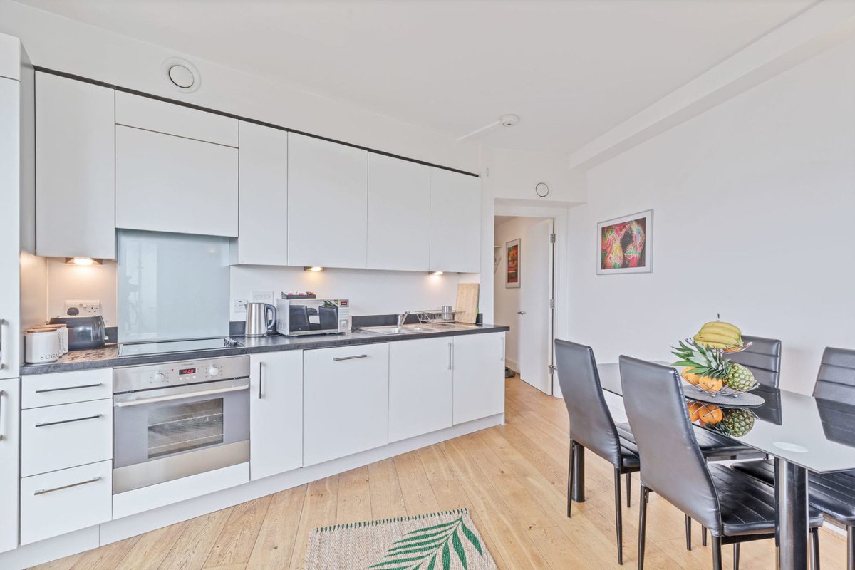 Take a midweek break at Panoramic Pad, a luxurious 2 bedroom, 2 bathroom pad for up to 6 guests. Enjoy incredible views across the entire Brighton City Centre &amp; the sea from one of the city’s most spectacular buildings ow.ly/Bz2a50Iks0L #midweekbreaks #brighton #citycentre