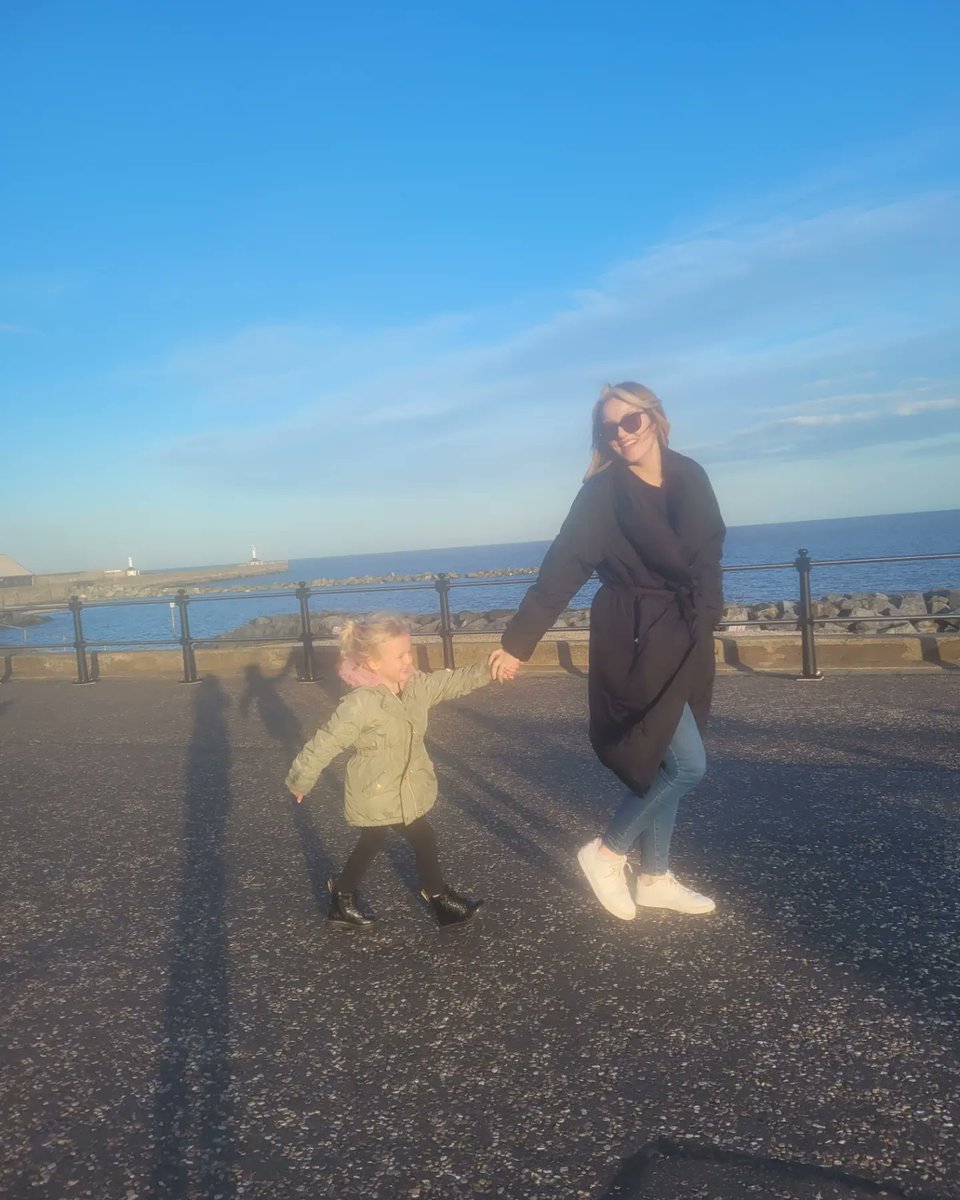 Who knew getting my driving licence would make such a difference to our lives 😭
We've been on so many adventures already and I've only had my car a week. This is a photo from our beach walk in lowestoft on Monday ❤