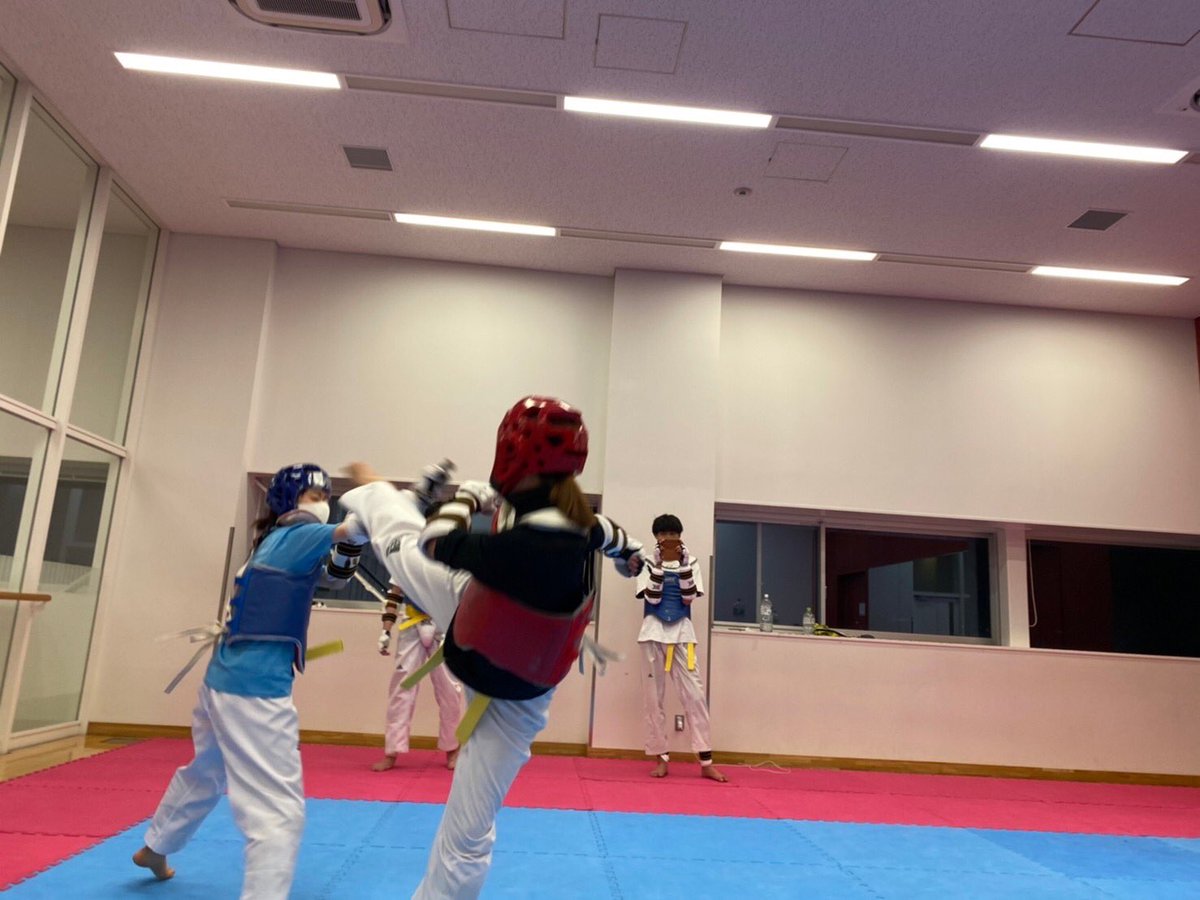tekon9's tweet photo. 本日の練習では、キョルギ (組手)を行いました！
その様子を少しお見せします🔥
このようなカッコいい蹴りを実践で決めたいという方、新歓でお待ちしております！

（理工学部建築1年　郷） https://t.co/qwBmR7hM42