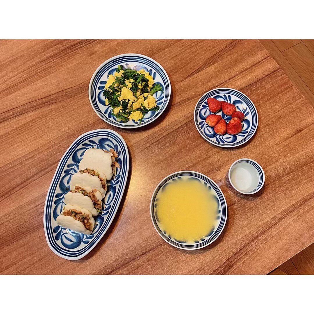 LetChinese's tweet photo. reward for an early “morning”: the Chinese hamburger 🍔🍔🍔🍔
#Chinesefood #hamburger #congee #poridge #breakfast #goodmorning https://t.co/0U1LMnXu2c