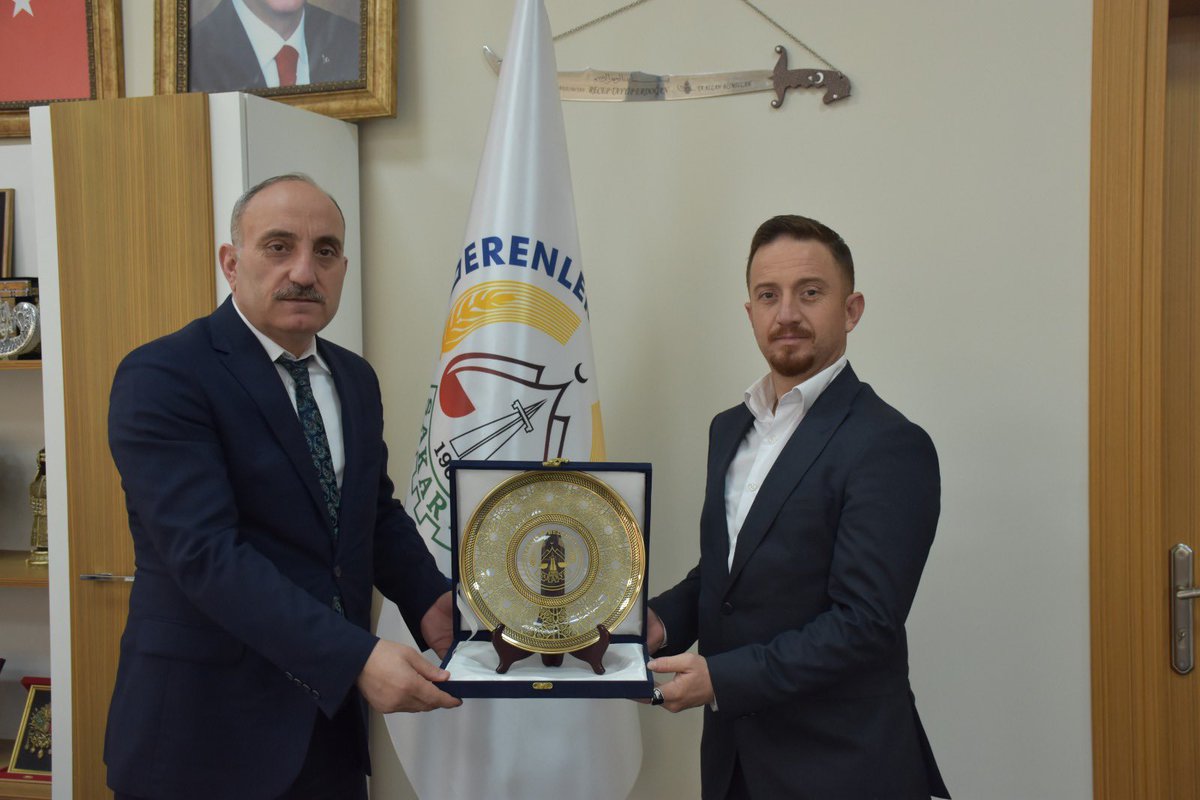 Özçelik-İş Sendikasının Genel Kurulunun ardından göreve başlayan yeni yönetimi ağırladık. 

Göreve seçilen Sendika Başkanı Cüneyt Yüksel’e ve yönetimine nazik ziyaretlerinden dolayı  teşekkür ediyor, çalışmalarında kolaylık diliyorum.