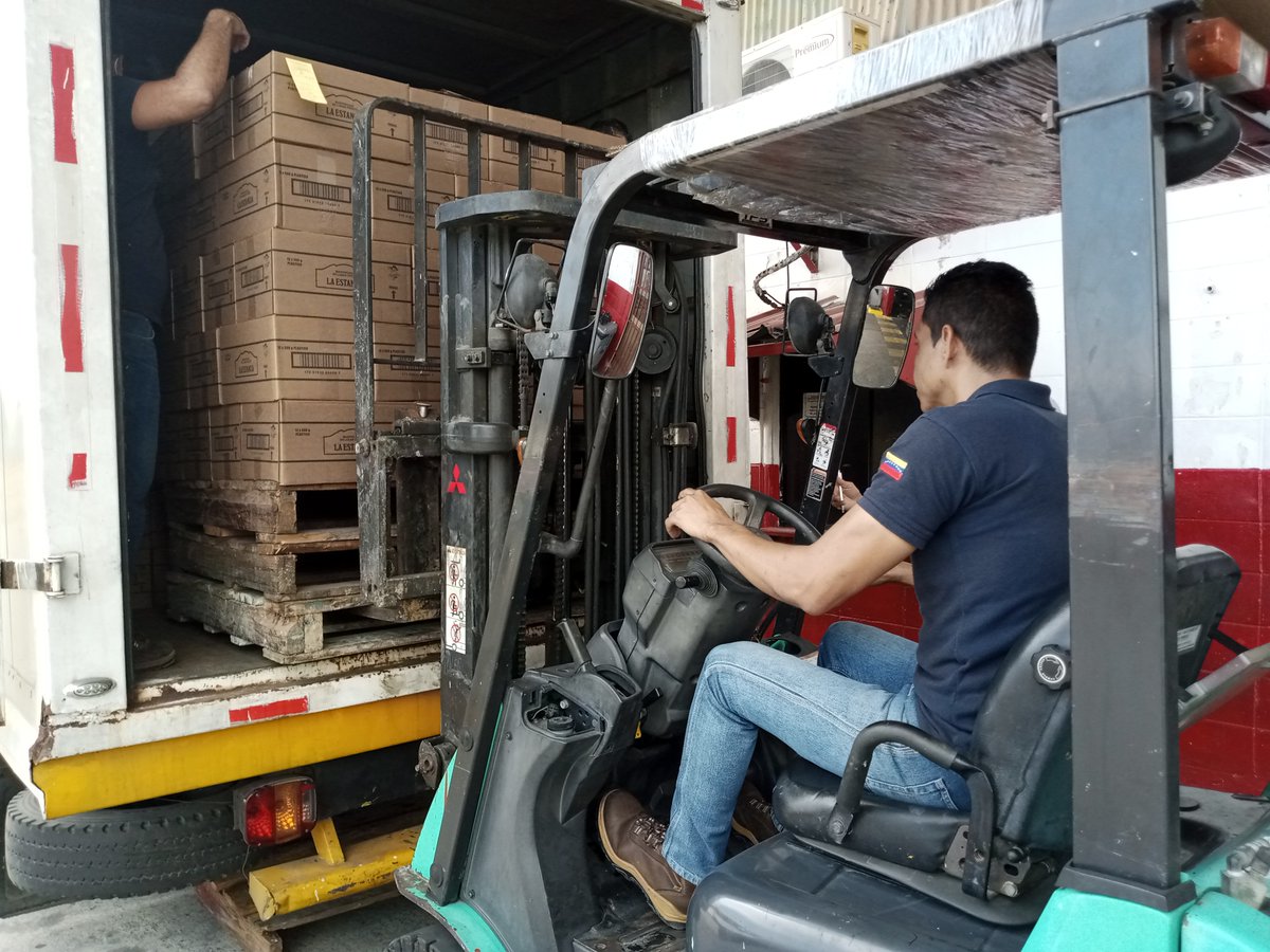 DianaIndustrias's tweet photo. #16Mar || La #MisiónAlimentación fue creada en Revolución para defender los derechos de los venezolanos, frente a las acciones de especulación, desde @DianaIndustrias trabajamos en el fortalecimiento del aparato productivo.
#ClapEnVictoria
#ProducirHastaVencer
#FreeAlexSaab https://t.co/omUJMfsGVK