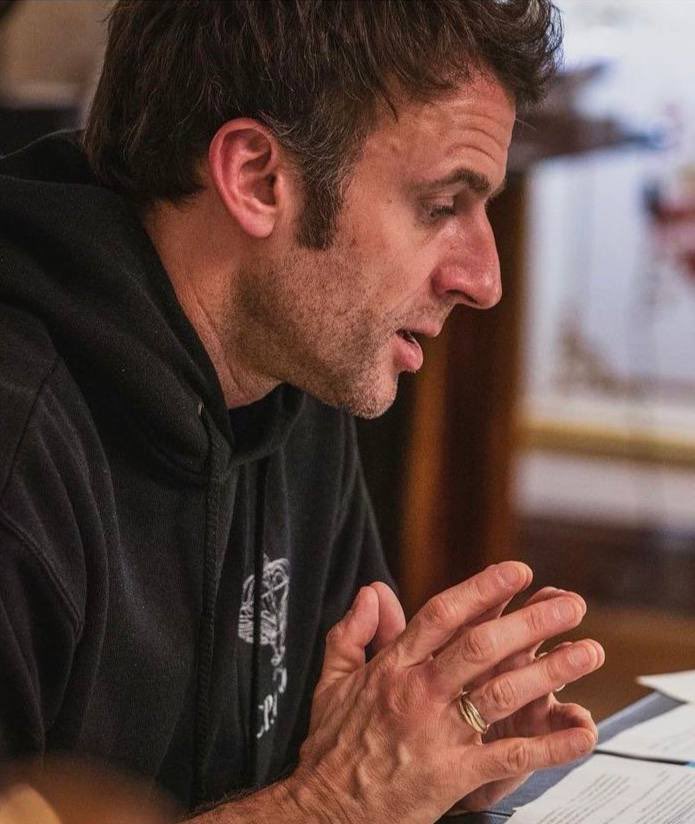 ZemmourEric's tweet photo. Emmanuel Macron veut nous faire croire qu'il n'a même plus le temps de se raser, de s'habiller et de se coiffer. Il veut qu'on le plaigne. Pendant ce temps, les Français travaillent et souffrent.
#PasDeDebatPasDeMandat https://t.co/zpCvQiqEnu
