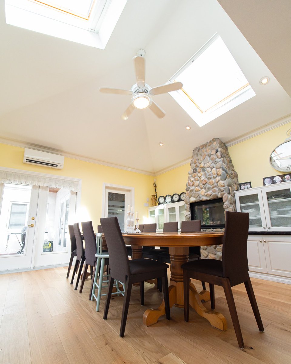 With spring approaching, this hardwood &amp; interior gives a bright spring lilly 🌼 atmosphere. 

#flooring #interiordesign #homedecor #design #renovation #carpet #interior #construction #hardwoodflooring#vancouverarchitecture #vancouver #miraproject #floorsbymira #vancouverflooring