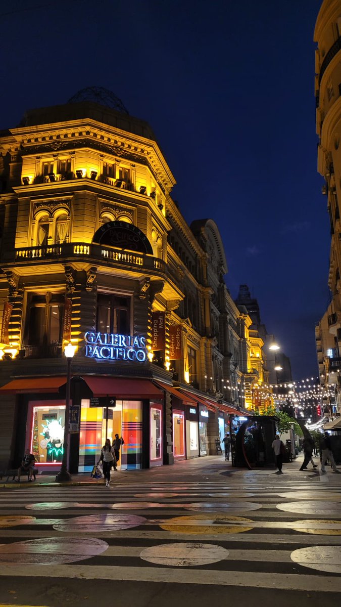 TrendHuntingBA's tweet image. De a poco la peatonal #Florida y #microcentro vuelven a estar concurridos y recuperan su esencia turística.
#lugares #buenosaires #argentina #gastronomia #natalialastero