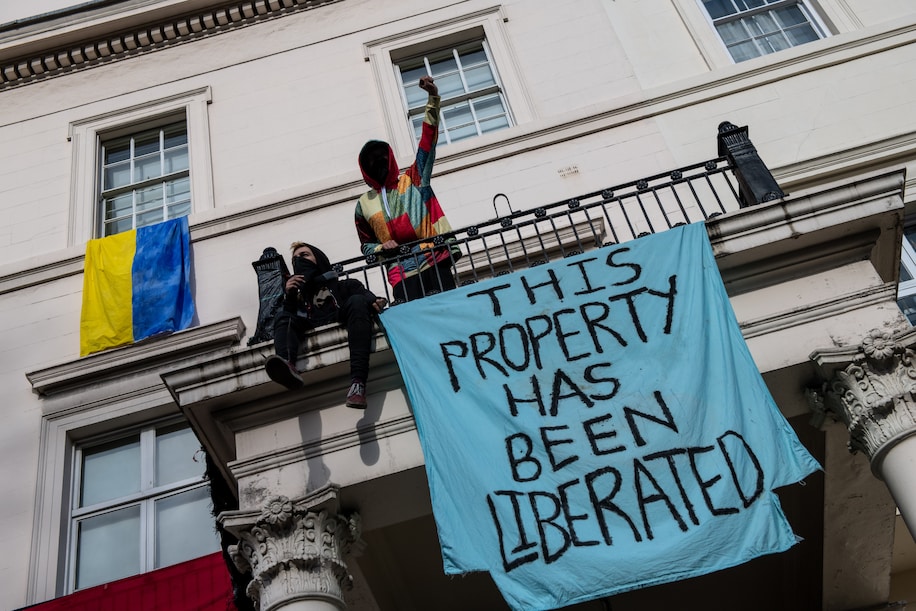 anarchosilviu's tweet photo. Anarchists calling themselves the "London Makhnovists" (in reference to Nestor Makhno)  have occupied a mansion belonging to a Russian oligarch! The mansion will now be used as a center for refugees. 
Right on! ✊
#AnarchyInAction https://t.co/Ses5B7srrA