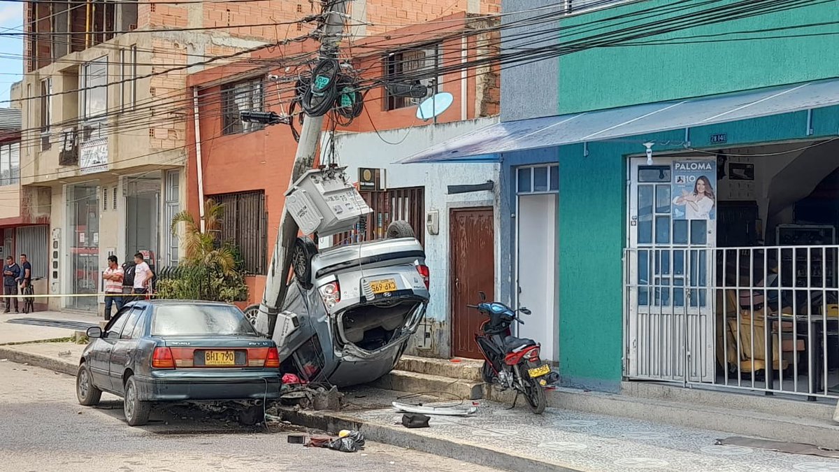 Un aparatoso accidente de tránsito se registró ayer en el barrio San Carlos de Chiquinquirá. Durante los hechos una pareja de esposos resultó herida mientras trasladaban de urgencia a su hija de tres años a un hospital de la ciudad.

[Hilo]