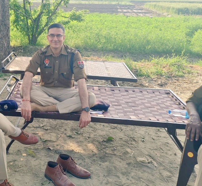 ड्युटी पर लंच ब्रेक के दौरान फुरसत के कुछ पल