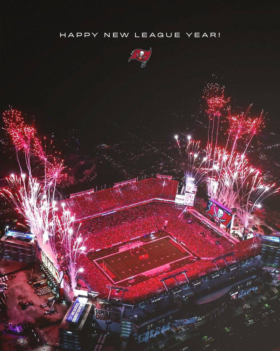 Buccaneers's tweet photo. Let's do this, 2022 🙌🎉 https://t.co/KcQ5A6XKEf