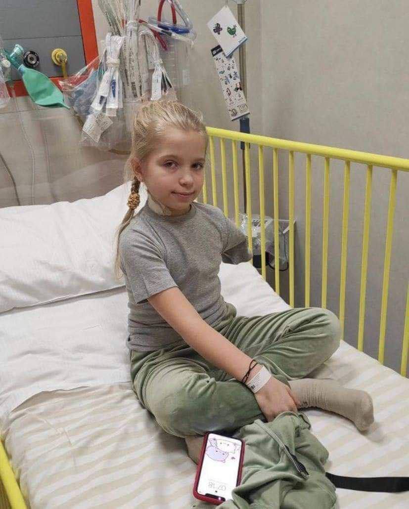 NewVoiceUkraine's tweet photo. A girl from Bucha, lost her left arm. This heroic girl, despite everything that happened to her, now dreams of a pink prosthesis.

Photo: Anton Filipchuk https://t.co/2s1X5qTovL