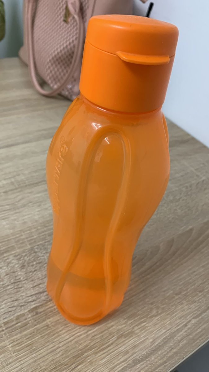 CarlosEn917Mix's tweet photo. Nos cuidamos y #EsDeChavoRock beber agua diario. Comparte la foto de tu termo, vaso, cantinflora o donde lleves agua para beber en el trabajo. Para estar en el cuadro de honor de los chavorocks 😎 #Jessychamorro, #Neftali #JeiSalvatore https://t.co/x0mgiXzLG2