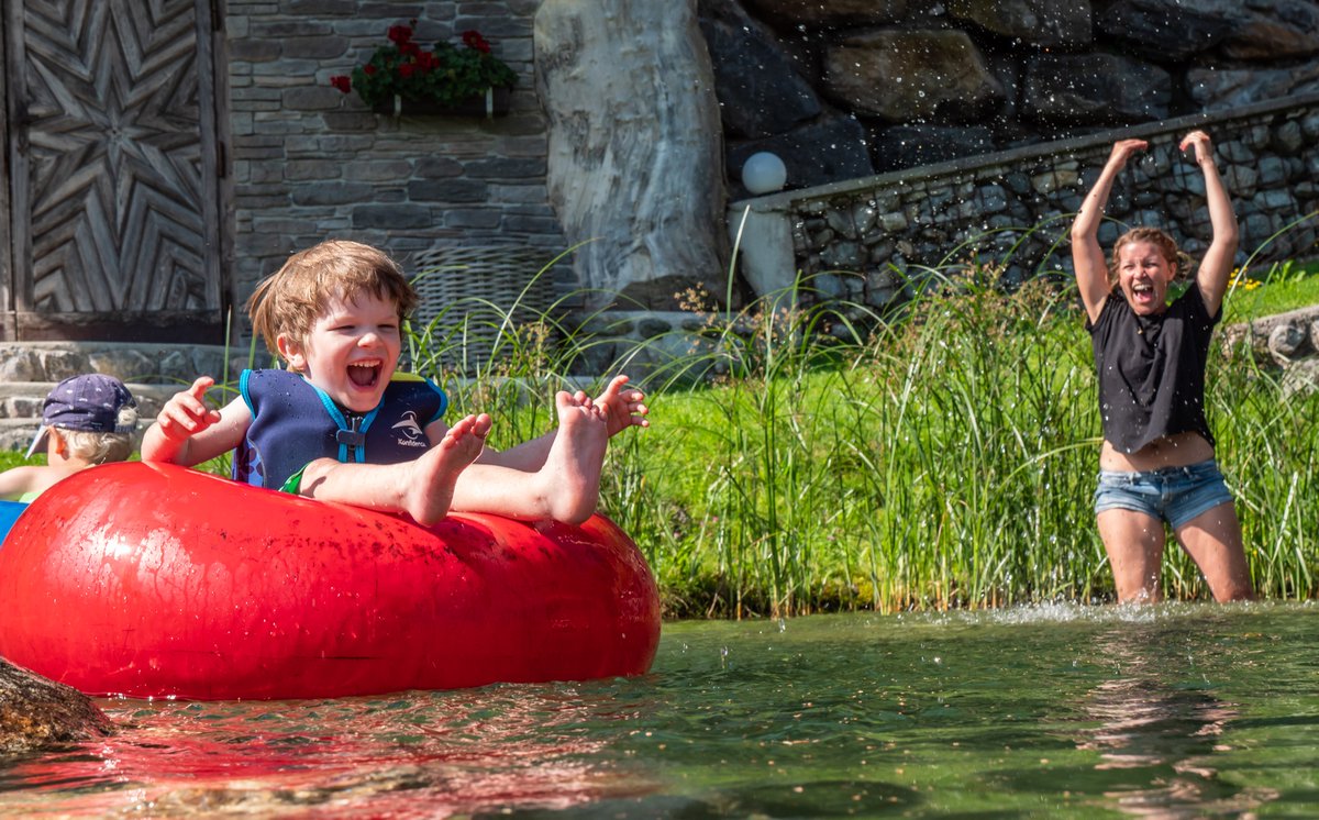 Im Seetal überraschen unsere drei ausgebildeten Kinderanimateurinnen jeden Tag mit einem abwechslungsreichen Kinderprogramm im neuen 400 m² Indoor Kinderspieleland. Kinderbetreuung für die Kinder im Urlaub, während Sie es sich bei uns im Zillertal gut gehen lassen.