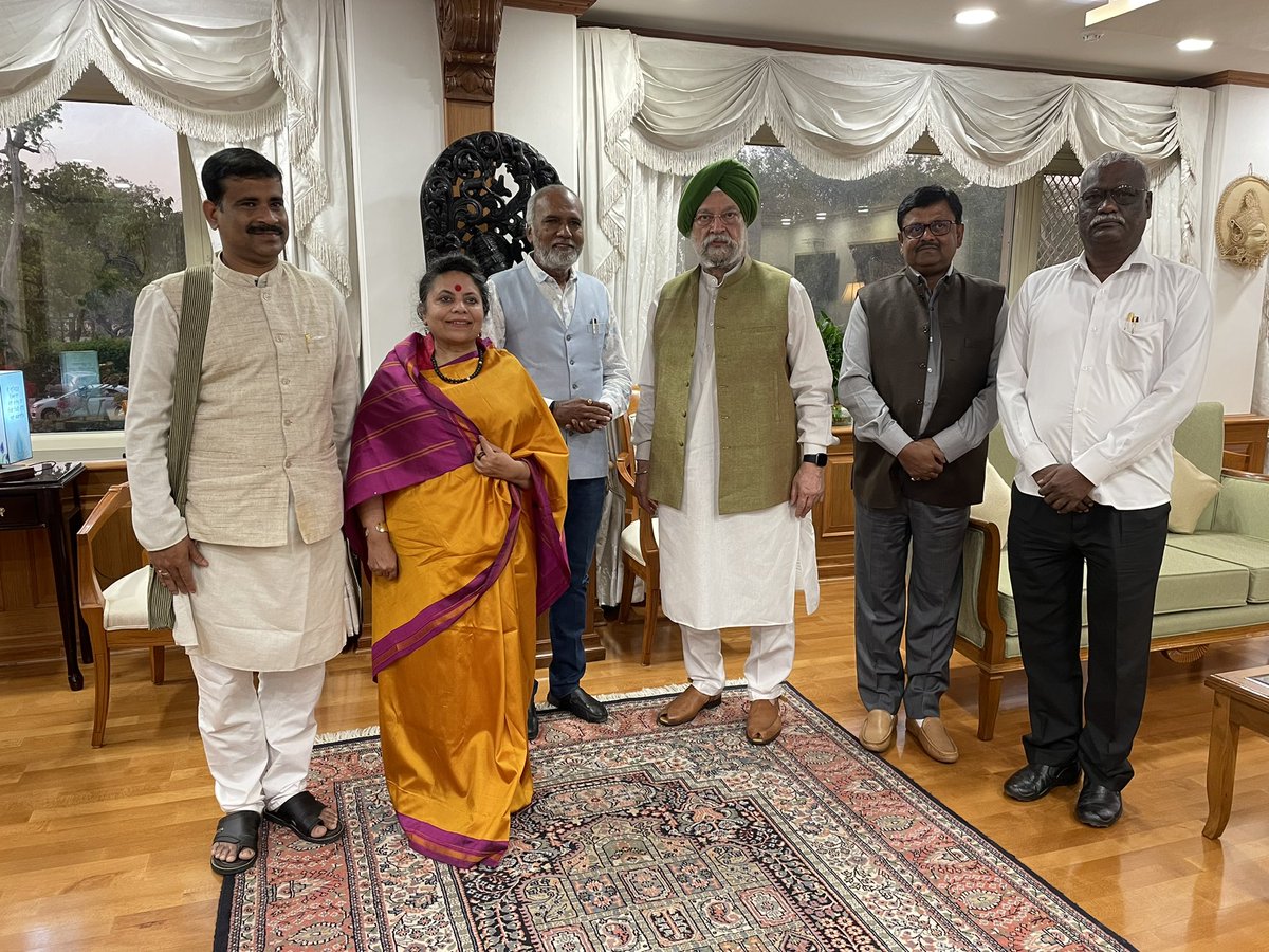 HardeepSPuri's tweet image. Received Independent Directors of @OfficialNBCC - @DrJyotiKiranBJP Ji, Prof Bimrao Panda Bhosale Ji, Sh @CARajeevKumar4 Ji, Sh Meghji Chhavada Ji &amp;amp; Sh Asim Mishra Ji in my office today.
