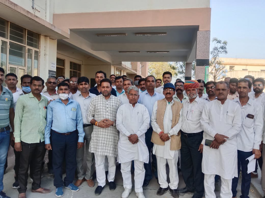 NSYF4india's tweet image. आज भी बहूजनों पर अत्याचार नहीं रुक रहे। आज SDM कार्यालय में, राजस्थान NSYF टीम अशोक जी के नेतृत्व में केस दर्ज कराया और हमारे भाईं को इंसाफ़ मिले इसके लिए धरना प्रदर्शन किया। सरकार और क़ानून से माँग है कि हमारे भाई को इंसाफ़ मिले  #nsyf #drravikumar