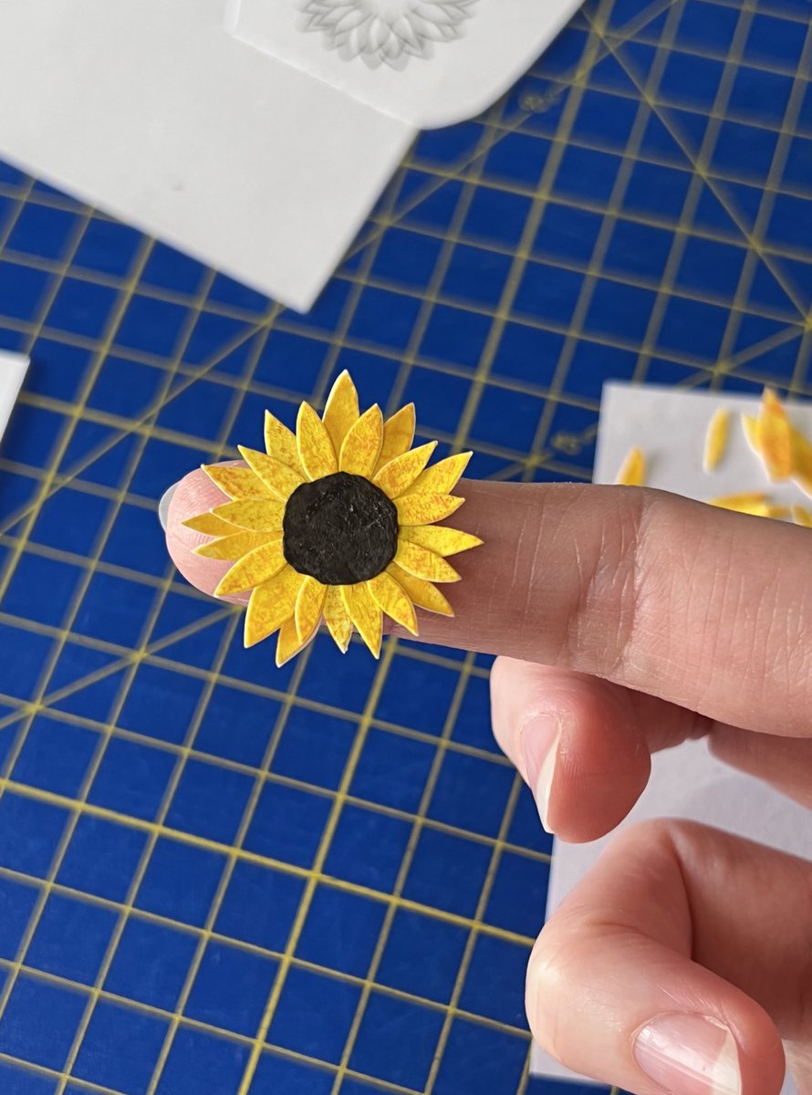Current #WIP on the go ✂️ #sunflower #papercut #houseplants