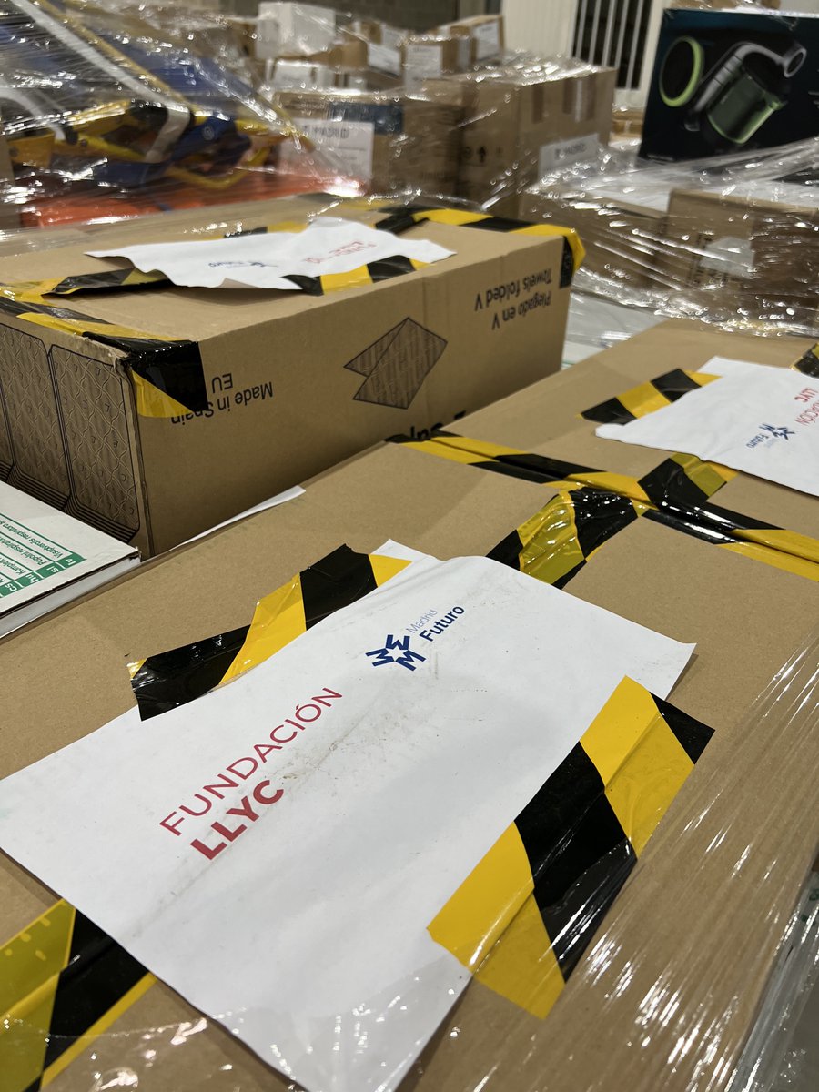 Fundacionjall's tweet photo. En las oficinas de @LlorenteyCuenca, los LLYCERS han colaborado en la recogida de material esencial para ayudar al pueblo de Ucrania. 
Hoy hemos asistido al acto de agradecimiento organizado por @MadridFuturoES ¡Gracias a todos los #LLYCERS por colaborar! 🇺🇦 https://t.co/GqZCd20pfp