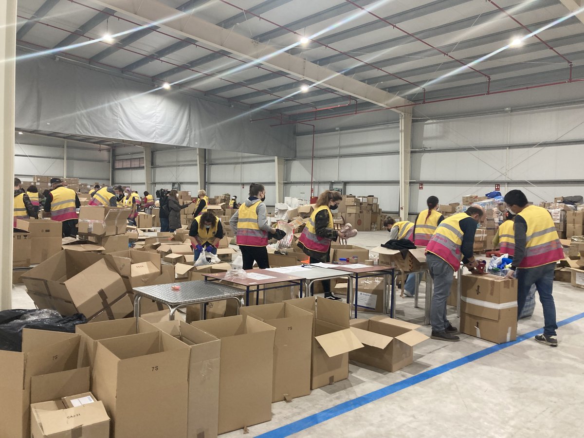 Fundacionjall's tweet photo. En las oficinas de @LlorenteyCuenca, los LLYCERS han colaborado en la recogida de material esencial para ayudar al pueblo de Ucrania. 
Hoy hemos asistido al acto de agradecimiento organizado por @MadridFuturoES ¡Gracias a todos los #LLYCERS por colaborar! 🇺🇦 https://t.co/GqZCd20pfp