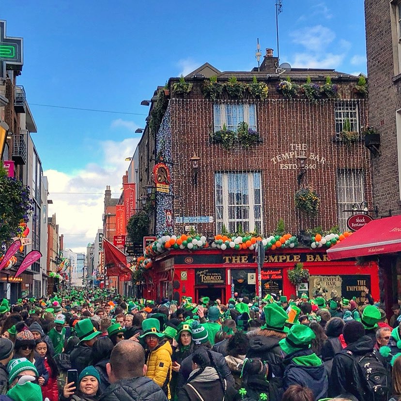 Let the madness begin! Great to see the sea of green back around the city 🇮🇪☘️🌈🐍🎩 #Dublin #StPatricksDay #Ireland