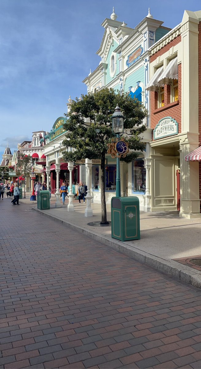 Esro_ali's tweet photo. Disneyland, France 🇫🇷💙📍 https://t.co/n7rCIzodHW