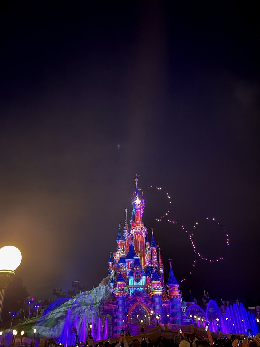 Esro_ali's tweet photo. Disneyland, France 🇫🇷💙📍 https://t.co/n7rCIzodHW
