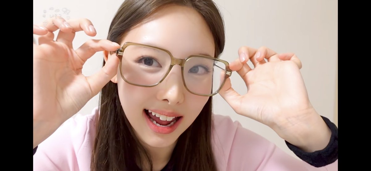 bev8aztzi's tweet photo. わたくしは眼鏡フェチなので
今回のVlogはもーサイコーすぎた
自分も目が悪いけど、TWICEさん目が悪い人多いね。ナヨンさんと同じようなフレームのメガネ買おっかな笑
#TWICE #NAYEON #NAYEONlog https://t.co/RtpdaGHacD