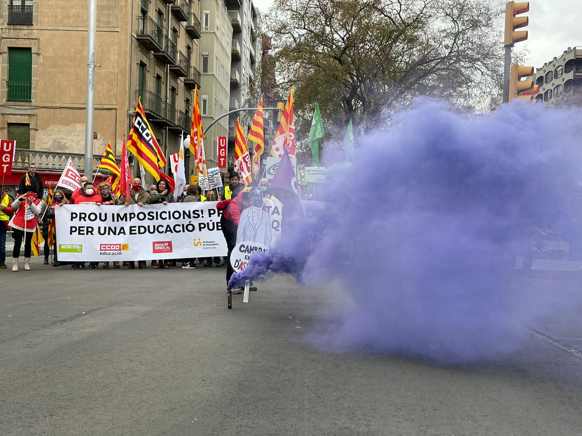 Els docents mantenen el pols el segon dia de vaga i es manifesten a les principals ciutats
bit.ly/35Ug0jj