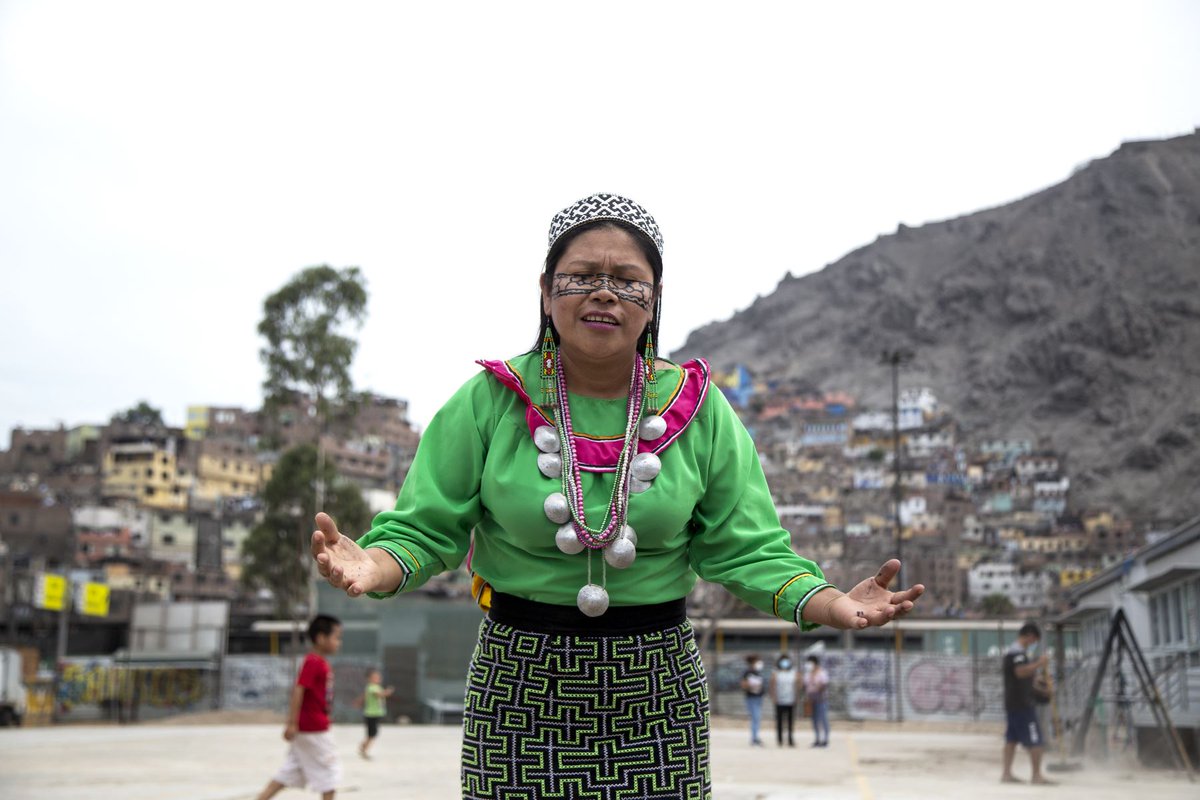 Agencia_Andina's tweet photo. 📸 “Los Cantos del Kené” no solo difunden la tradición oral de mujeres de la comunidad shipibo-konibo de Cantagallo, también es una carta de amor a la identidad y muestra de resistencia cultural. 📌 Mira la galería completa aquí 👉https://t.co/bSWWKaZXrV

Foto: ANDINA/@MairaLFR https://t.co/95z0I36x2M
