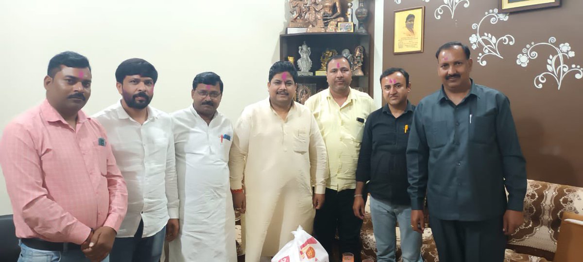 जनपद अमरोहा एवं मुरादाबाद के साथियों  के साथ अपने आवास पर।