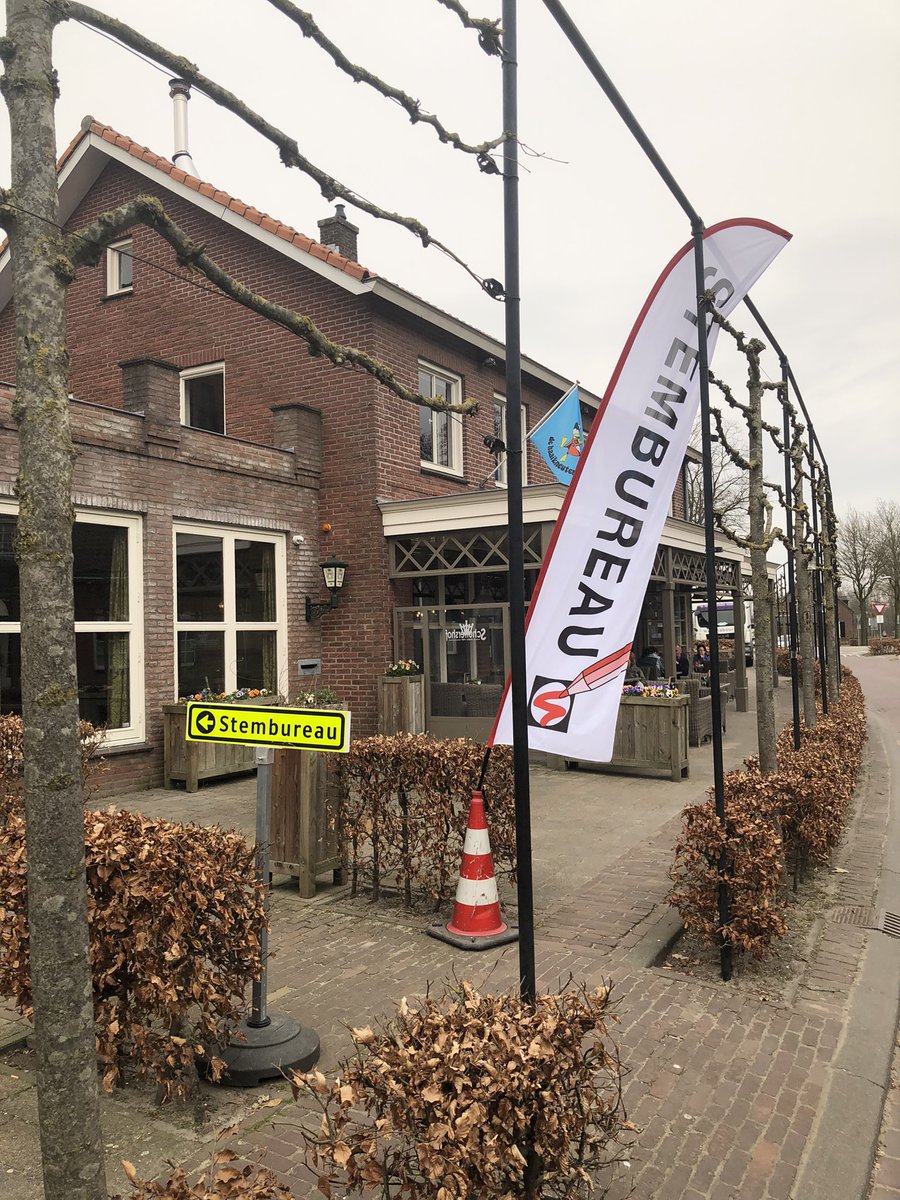 Kleppermenneke's tweet photo. Nog snel even stemmen voor de verkiezing van de gemeenteraad Hilvarenbeek. Laat je stem niet verloren gaan. De stemlokalen zijn open tot 21.00 uur. Zoals café Schuttershof in Esbeek. Bijna net zo leuk als stemmen in de Beekse Bergen. 

#Hilvarenbeek #Esbeek #Schuttershof https://t.co/v85fRq5k9D