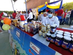 RABSA_OFICIAL's tweet photo. #NotiRabsa | En Maracaibo celebraron con Feria del Campo Soberano el 6to Aniversario de los CLAP

Leer más aquí ⏩ https://t.co/SrFPlcZF7H 

#FreeAlexSaab

@NicolasMaduro @dcabellor @delcyrodriguezv @LealTelleria @rcamposc70 https://t.co/pRjIatZ6aE