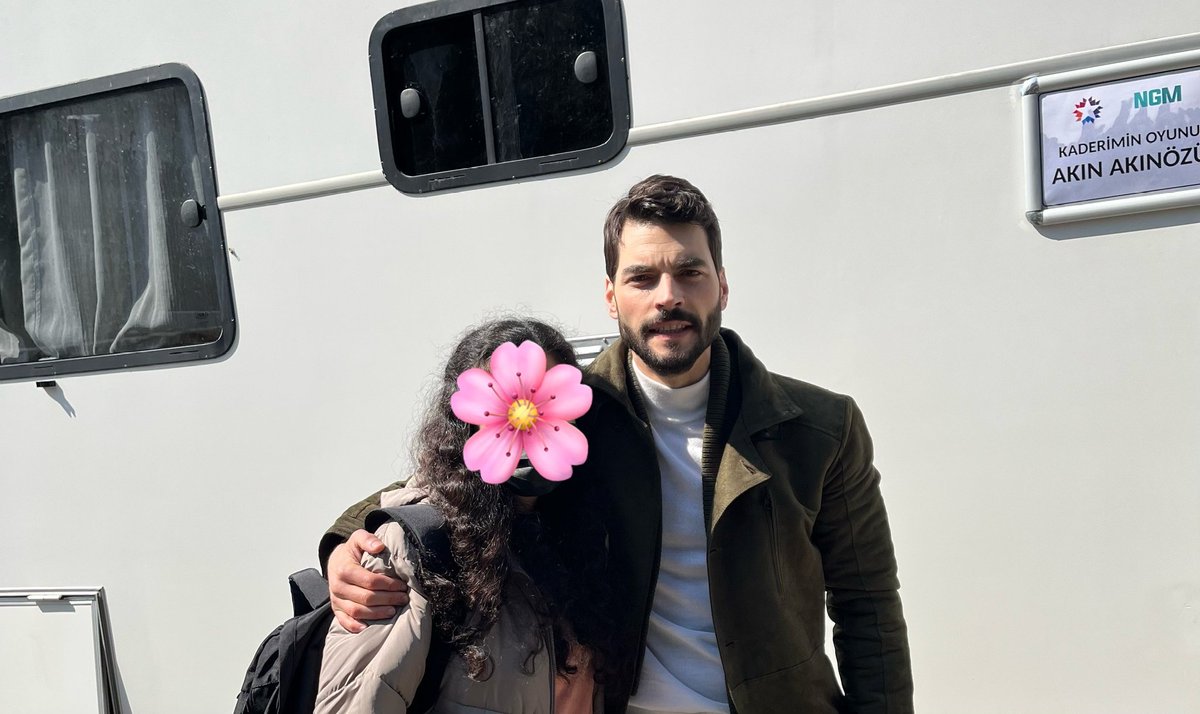 nahidedt's tweet photo. Dün bir arkadaşımız İranlı fanlar adına Akın'ı görmek için sette gitmişti…🥰
Akın için aldığımız hediyeyi ona verdi.🥺🤍

#AkınAkınözü @AkinAkinozu https://t.co/psMsCmVuue