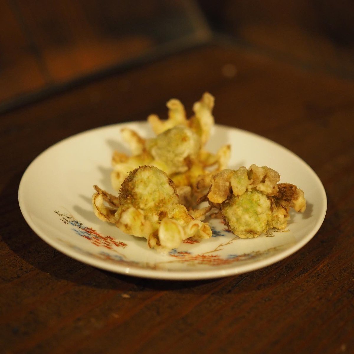 823kan_hida's tweet photo. 蕗の薹の天ぷら
．
香りに気を取られるあまり、焦がしてしまいました
．
苦味が美味しいです https://t.co/rT3QexcsVh