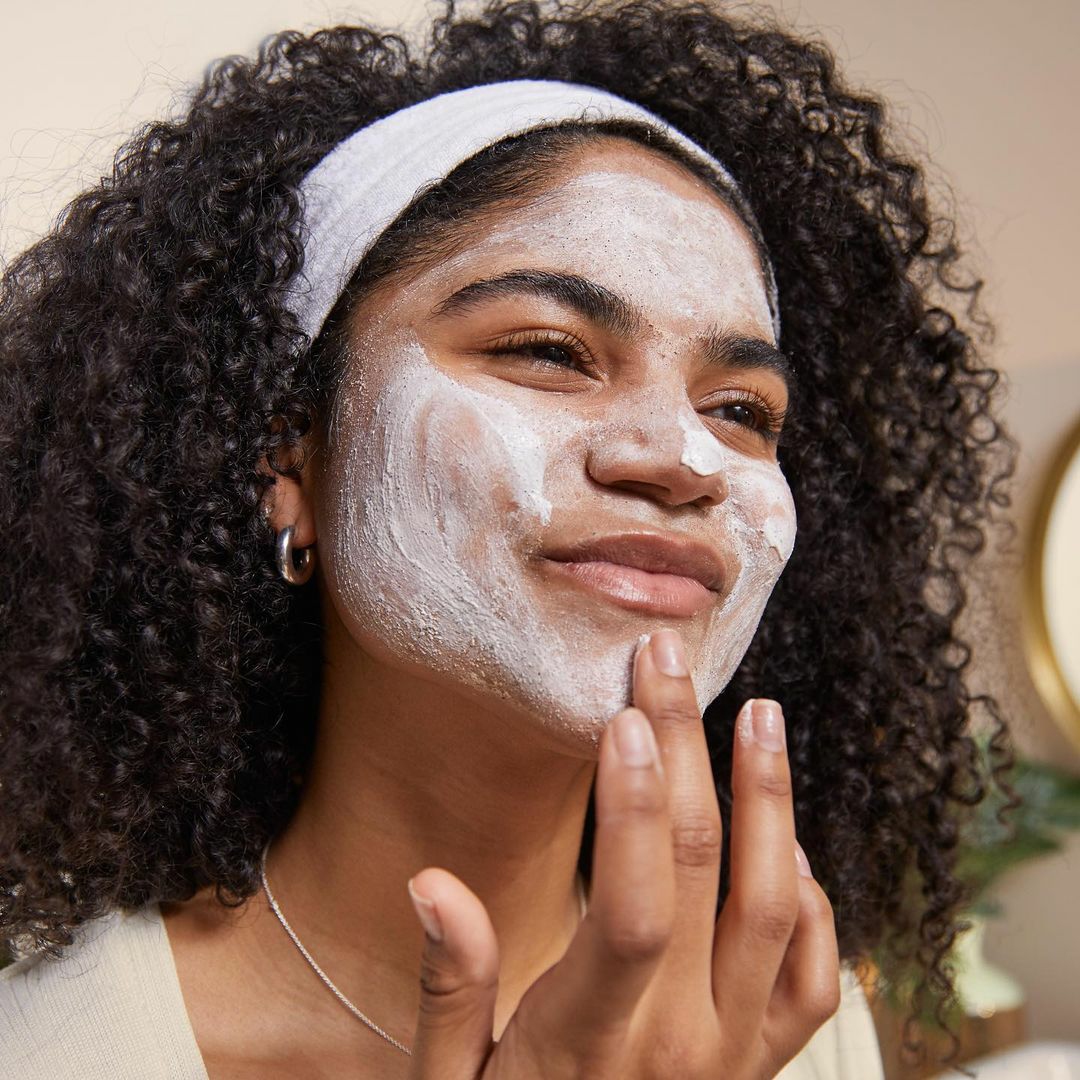 TheBodyShopIND's tweet photo. We’re all about products that work hard for your skin & our #TeaTree 3-in-1 Wash #ScrubMask delivers.
1️⃣ Helps eliminate dirt, grime & excess oil
2️⃣ Gently buffs away build-up hiding out in your skin for that deep clean feeling
3️⃣ Leaves your skin feeling purified & mattified https://t.co/uGn7qkZ5iR