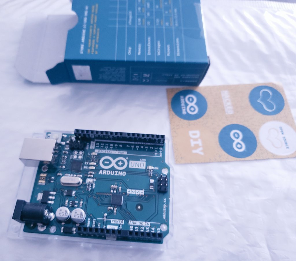 過程です 曲げセンサーと加速度センサーとArduino、Unity、ブレッドボードと3Dプリントの土台からできている シリアル通信がとにかく大変だった… 