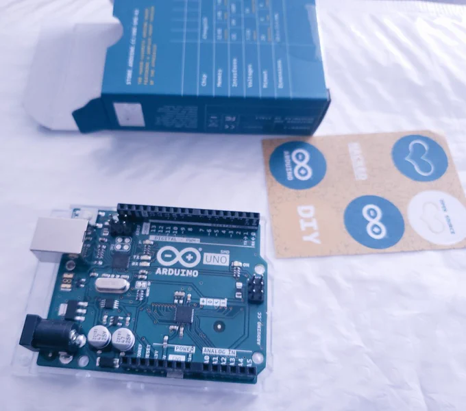 過程です 曲げセンサーと加速度センサーとArduino、Unity、ブレッドボードと3Dプリントの土台からできている シリアル通信がとにかく大変だった… 