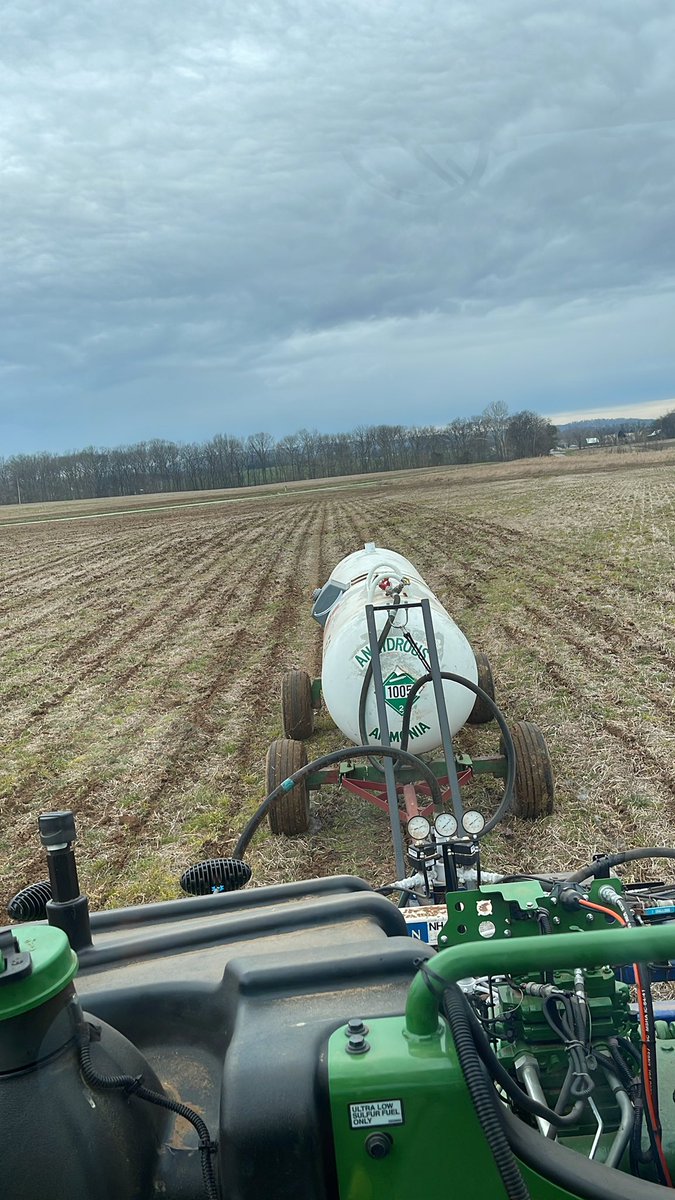 KZarate1081's tweet photo. Back ok NH3 today! Now if the sun would cooperate… #kyag365 #nh3 #johndeere #covidkiller #wheresthesun #makecorngreatagain https://t.co/pvXYJxn2os