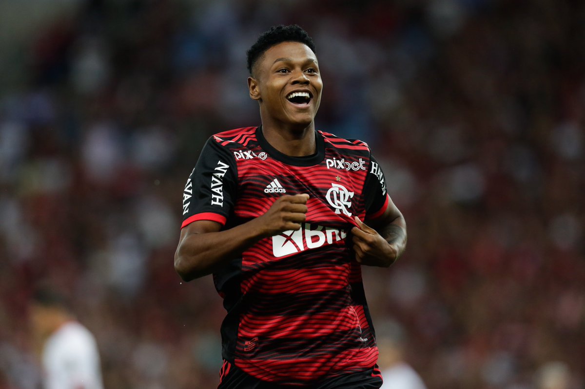 PapaRubroNegro's tweet photo. Segundo @1MauroSantAnna, no #Youtube, o Real Madrid está preparando uma proposta de 38 milhões de euros, ( 212 milhões de reais na cotação atual) pela joia Matheus França, do #Flamengo. Fontes ligadas à diretoria dizem que o valor é considerado baixo para abrir negociação! #CRF https://t.co/ZEIfJneUqU