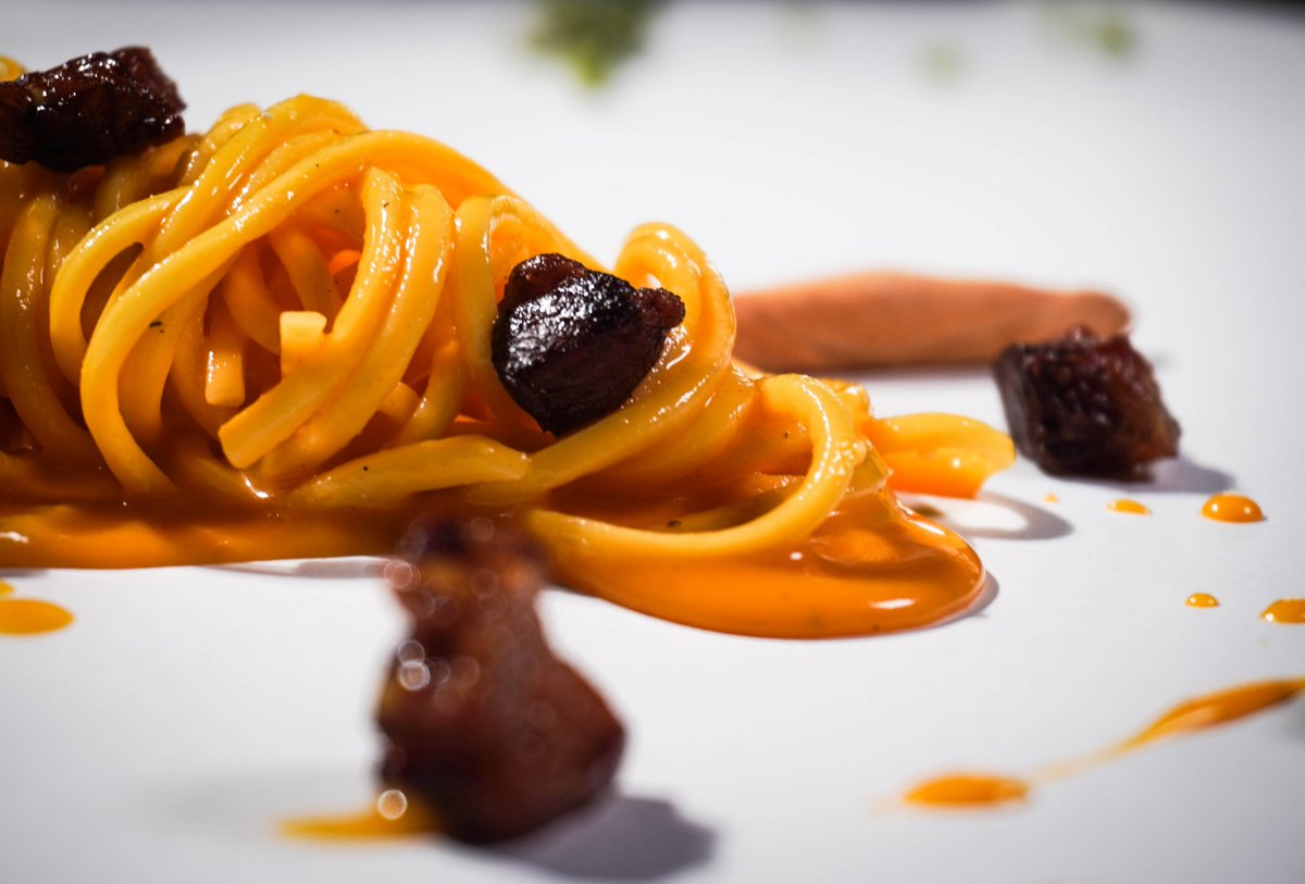 Quizá en las pastas es donde mejor mostramos esta idea de reinterpretación del recetario popular italiano.

Hoy la oferta alcanza a 13 elaboraciones diferentes.

Salsas, pastas y guarniciones... un mundo alucinante de platos que deseamos recorrer.
fokacha.es/lakarta/