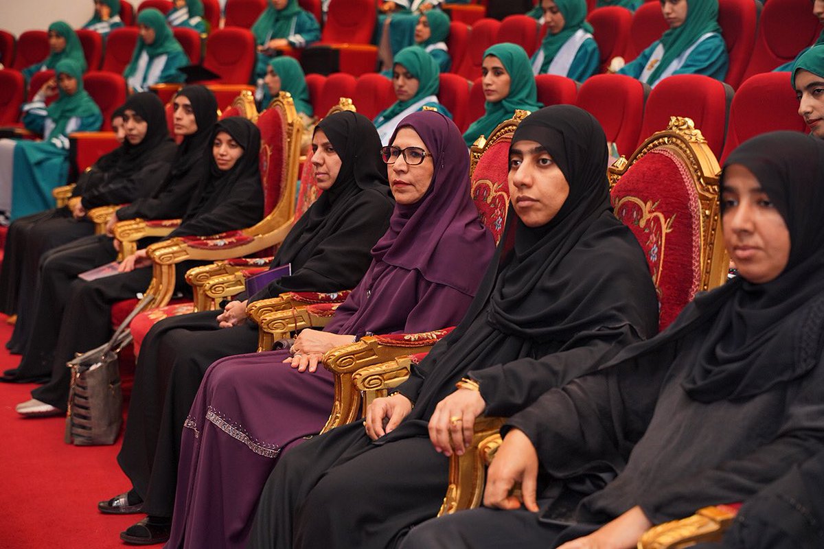 راعية الحفل سعادة الدكتورة منى بنت سالم بن خلفان الجردانية، وكيلة التعليم العالي والبحث العلمي والابتكار للتدريب المهني برفقة عضوات الهيئتين الأكاديمية والإدارية في #حفل_تخرج #الدفعتين_الرابعة_عشرة_والخامسة_عشرة 

#فرحة_تخرجcssedu