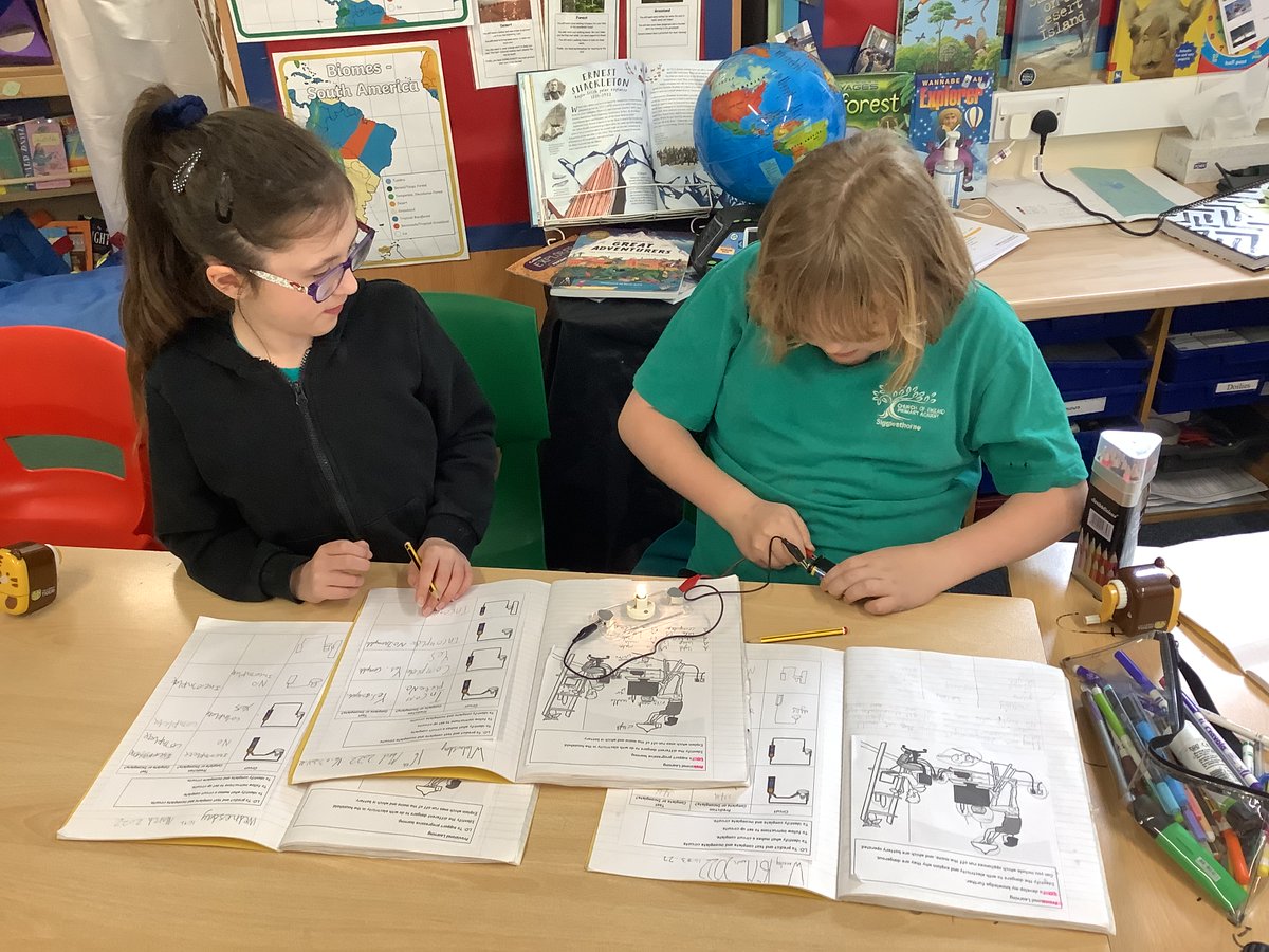 SiggsCEPrimary's tweet photo. Today the foxes did some electrifying investigations into circuits! #Siggscience https://t.co/vx2Q8QCvLn