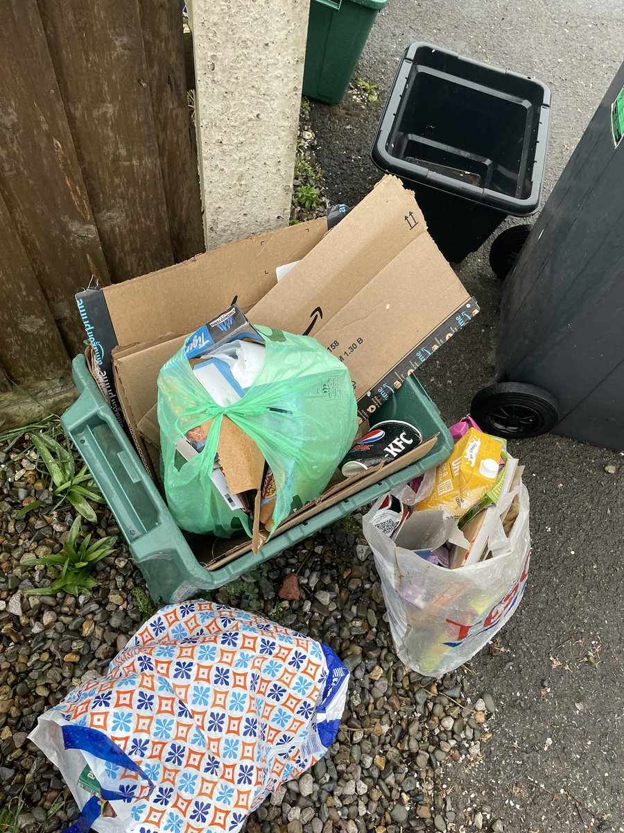 klroe16's tweet photo. @wrexhamcbc any reason why it wasn’t taken ? I don’t have a blue bag due to the storm, however I did cut it up and bag/box it ? 🤔 https://t.co/f2wS2NEUxr