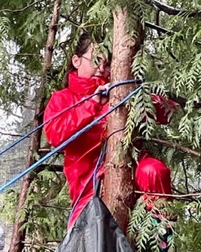 HalsteadPrepSch's tweet photo. The rain did not stop Year 5 in Outdoor Learning this afternoon. The girls erected an emergency shelter and collected rainwater. As a group they collected 10 tubs of rain water and survived the weather! #outdoorlearning #raindoesnotstopus #ready #prepared #halsteadlife https://t.co/NrE3zUOW4Z