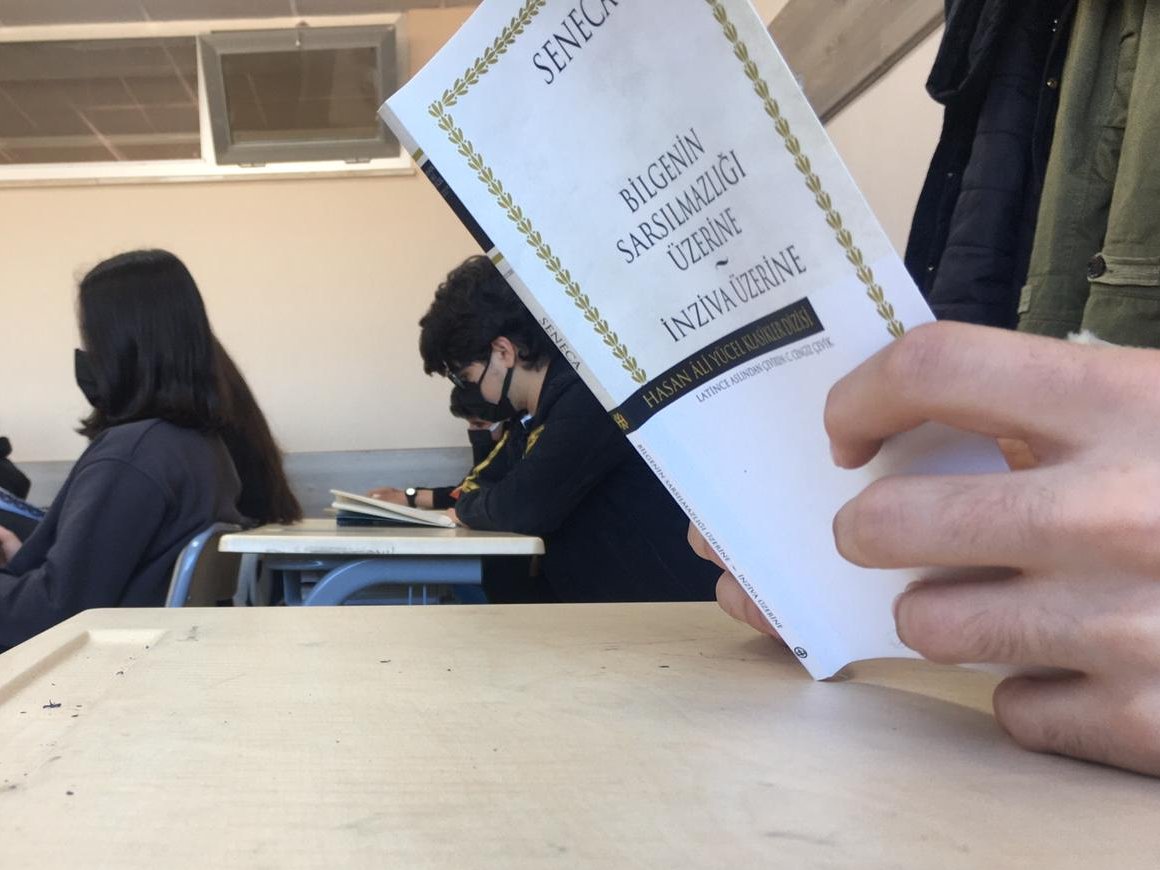 osmaniyeilmem's tweet photo. Kitap okumka, sadece öğrencilerin değil, düşüncesini,duyarlılığını geliştirmesi,çevresiyle sağlıklı iletişime girmesi için herkesin başvurması gereken bir etkinliktir. #osmaniyeokuyor 

@tcmeb @DrErdincYILMAZ1 @ALBAKAydn https://t.co/G7hKPTdr5Y