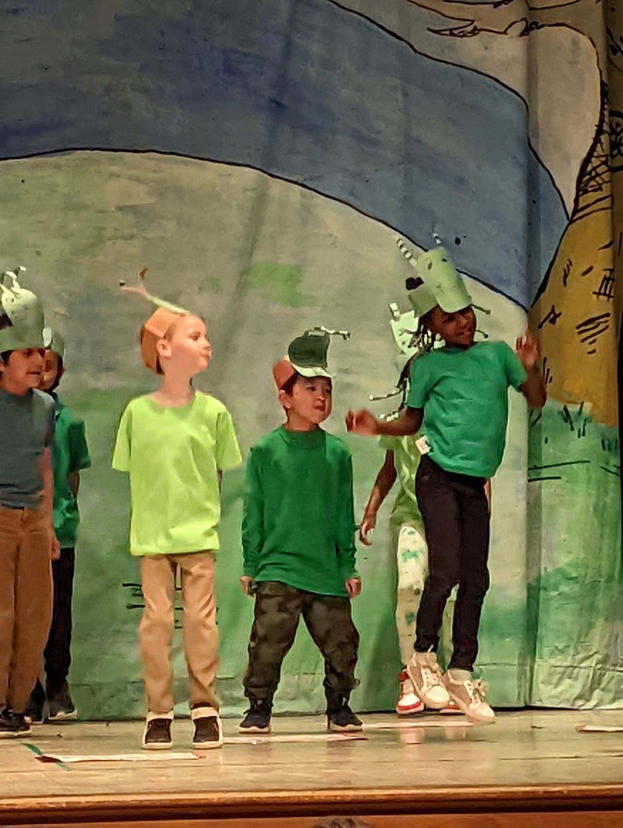 MoreheadStars's tweet photo. The Ants and the Grasshopper was a packed house for Mrs. Hinerman’s first grade class performance! Just amazing STARS!!! 🌟 🌟 🌟 @SZendle @littleartgcs @GCSchoolsNC @melissawilson29 @vFowlerRocks10 @LibraryMorehead https://t.co/XBZvYfD5Q3