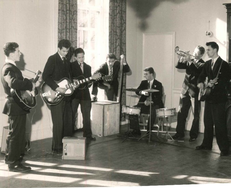 OratoryArchives's tweet photo. Cutting-edge musicianship from @Oratory_Music: the school skiffle band relaxes in the Adam Room. #TBThursday https://t.co/BT81cbqzJU