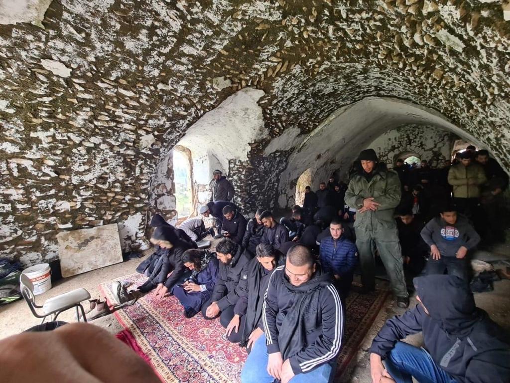 Zochrot's tweet photo. A few weeks ago, a group of young #Palestinians held a prayer in the semi-ruined mosque at the depopulated village of #Lifta. Like the mosque, other houses in Lifta are damaged but still standing. Their rightful owners denied return since its occupation in 1948. https://t.co/9xarTVCpSb