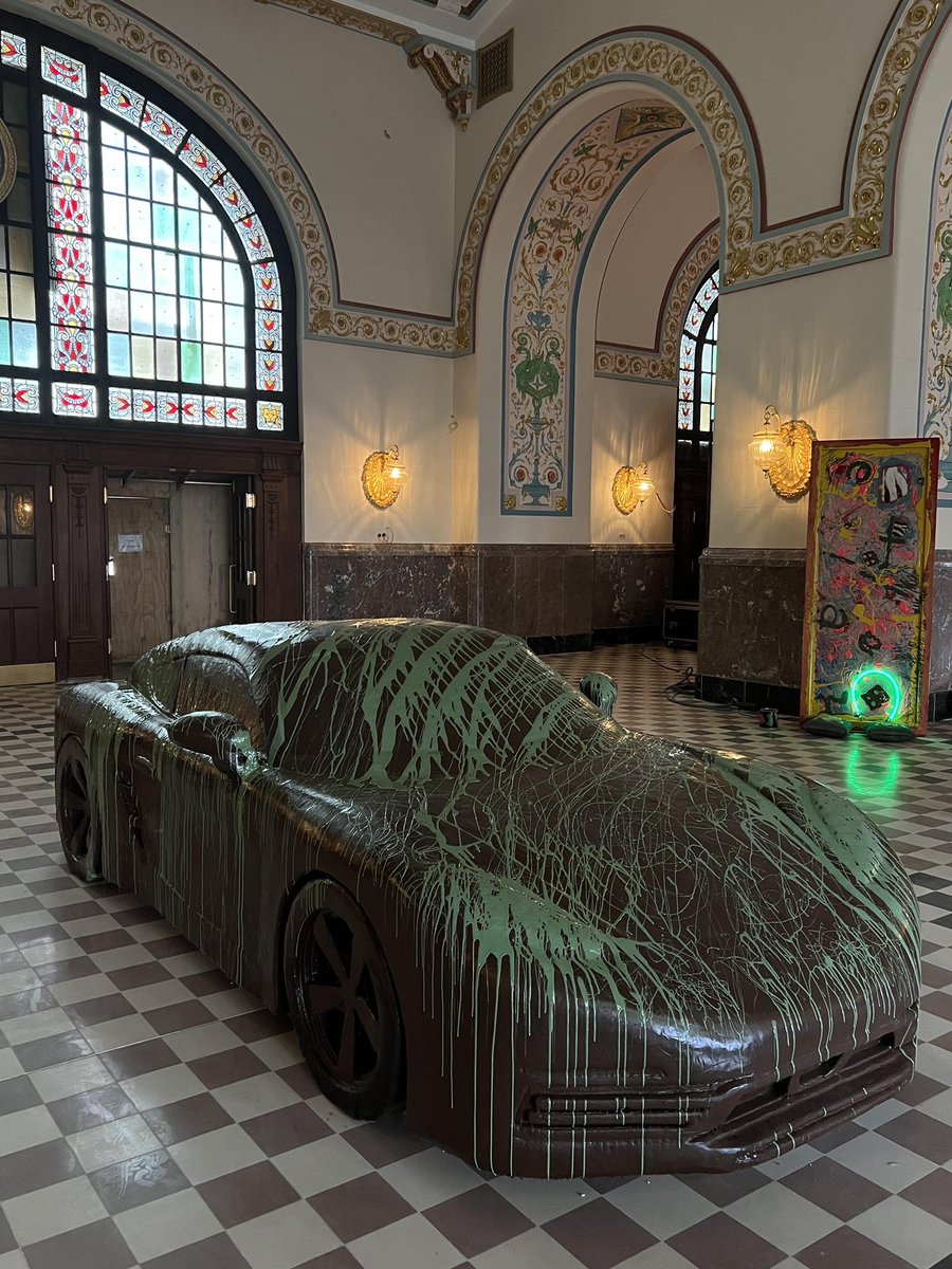 plastichain's tweet photo. Centerpiece of #Plasticchain’s extraordinary series, the #Cayman will be destroyed at the recycling center after being showcased as a #upcycled piece. The video to be produced from the scene will be mint. That's why it was stylized with "mint green". #Porsche #Sevincy https://t.co/OpL4ayDkxi