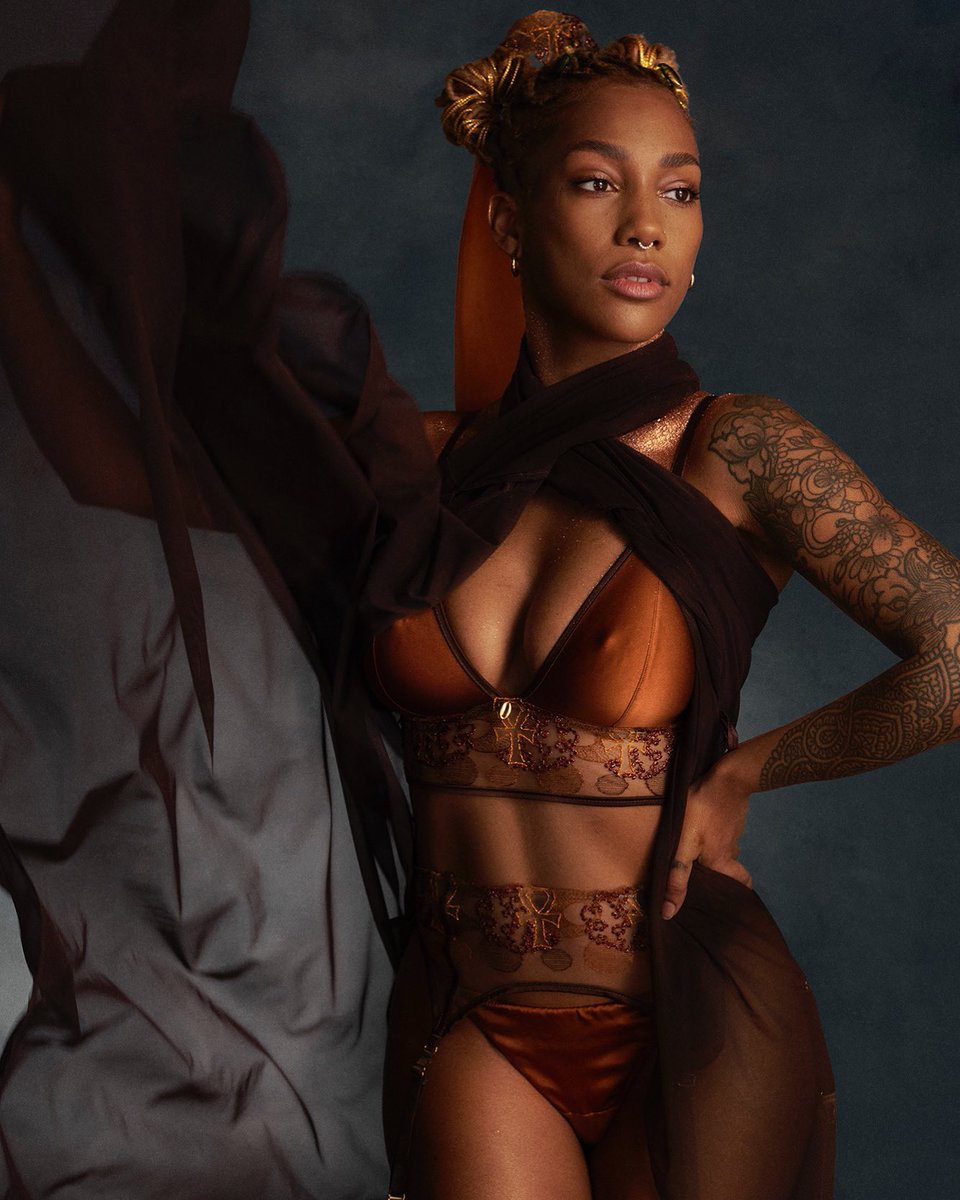 𝔹𝕝𝕒𝕔𝕜 𝕨𝕠𝕞𝕒𝕟, 𝕚𝕟𝕧𝕚𝕥𝕖 𝕪𝕠𝕦𝕣 𝕦𝕟𝕚𝕢𝕦𝕖 𝕤𝕠𝕗𝕥𝕟𝕖𝕤𝕤 &amp; 𝕓𝕖 𝕡𝕣𝕖𝕤𝕖𝕟𝕥 𝕚𝕟 𝕪𝕠𝕦𝕣 𝕡𝕠𝕨𝕖𝕣! 
Singer, songwriter Gia shot by @studionizon breathtaking. ✨🤎

Discover our collections at Ihuoma.co #blackowned #luxurylingerie