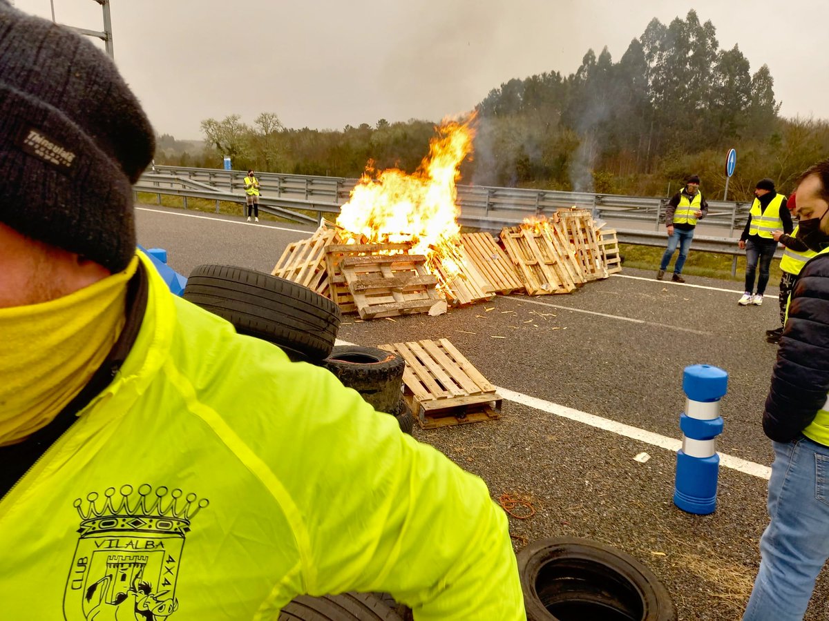 fatimareallopez's tweet photo. Cortan la autovía #A8 en #Villalba, #Lugo, #España 🇪🇸

#ParoNacional #parodecamioneros #HuelgaTransporte #huelgatransportistas 
#GobiernoDimision #GobiernoDeLaMentira 
#GobiernoDeInutiles https://t.co/TN9mEL77hT
