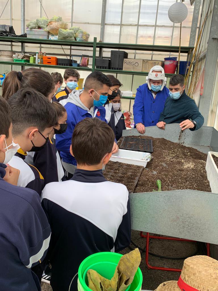 LaSalleInstituc's tweet photo. Los alumnos de #ILSA_Primaria visitan el Centro Ocupacional Aluche dentro de nuestro programa ABS que nos acerca a otras realidades.#SomosLaSalle #EstásEnCasa #MiraMásAllá 🌟 https://t.co/9wHxlTsVTs